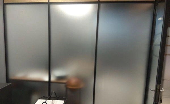 оклейка перегородок матовой пленкой